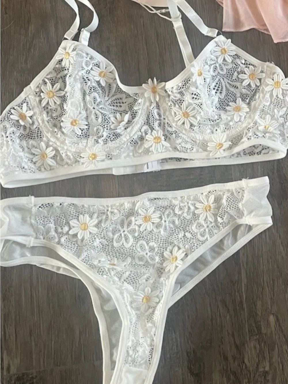 NWT White Daisy Floral Lace Bra & Panties Lingerie Set Size Small - Picture 2 of 2